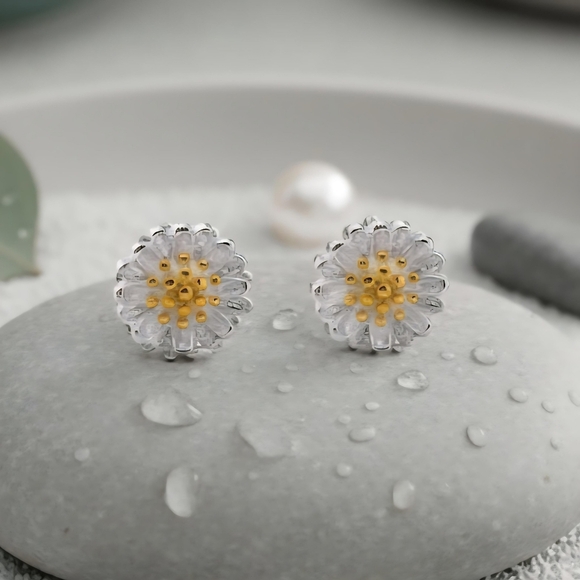 🆕️ Solid S925 Sterling Silver Daisy Delights Dainty Minimalist Stud Earrings - Picture 1 of 16